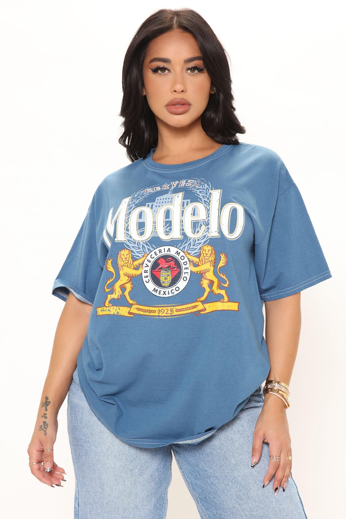Modelo Oversized Tee